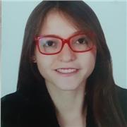 Profesora de inglés imparte clasea a personas de cualquier edad